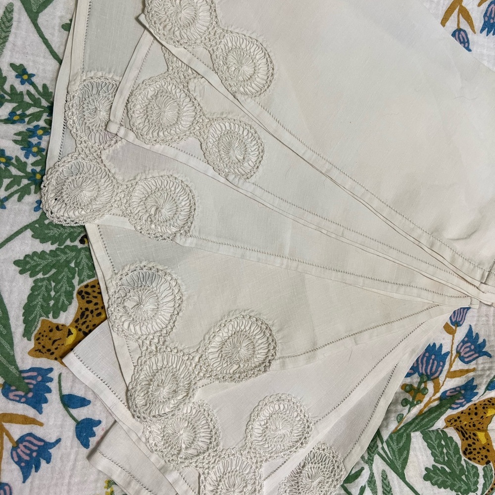 Elegant white linen and Lace Trim Napkins set of 6